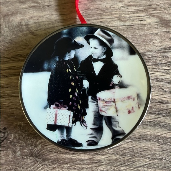 1997 Pretty as a Picture Porcelain Mini Plate Ornament “Sending Warmest Wishes" - Picture 1 of 5